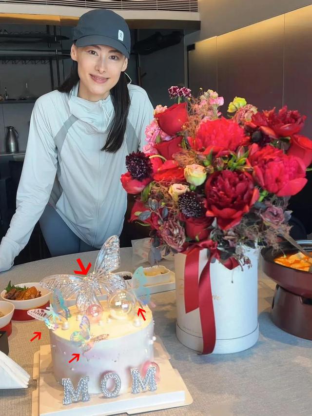 梁洛施母亲节获儿子送蛋糕和鲜花，16岁大儿子李长治文采不错！