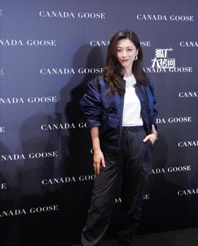 41岁朱珠现身北京！本人又白又嫩好富态，身穿飞行夹克气场十足
