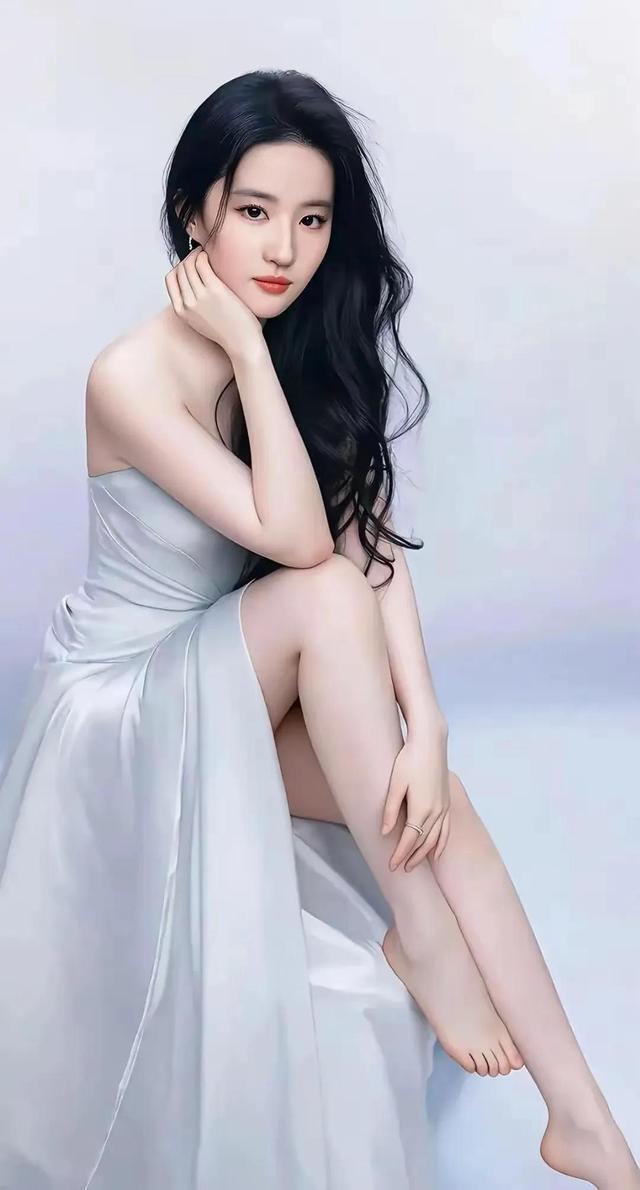 刘亦菲赤足轻倚,眉眼含情,美得不可方物