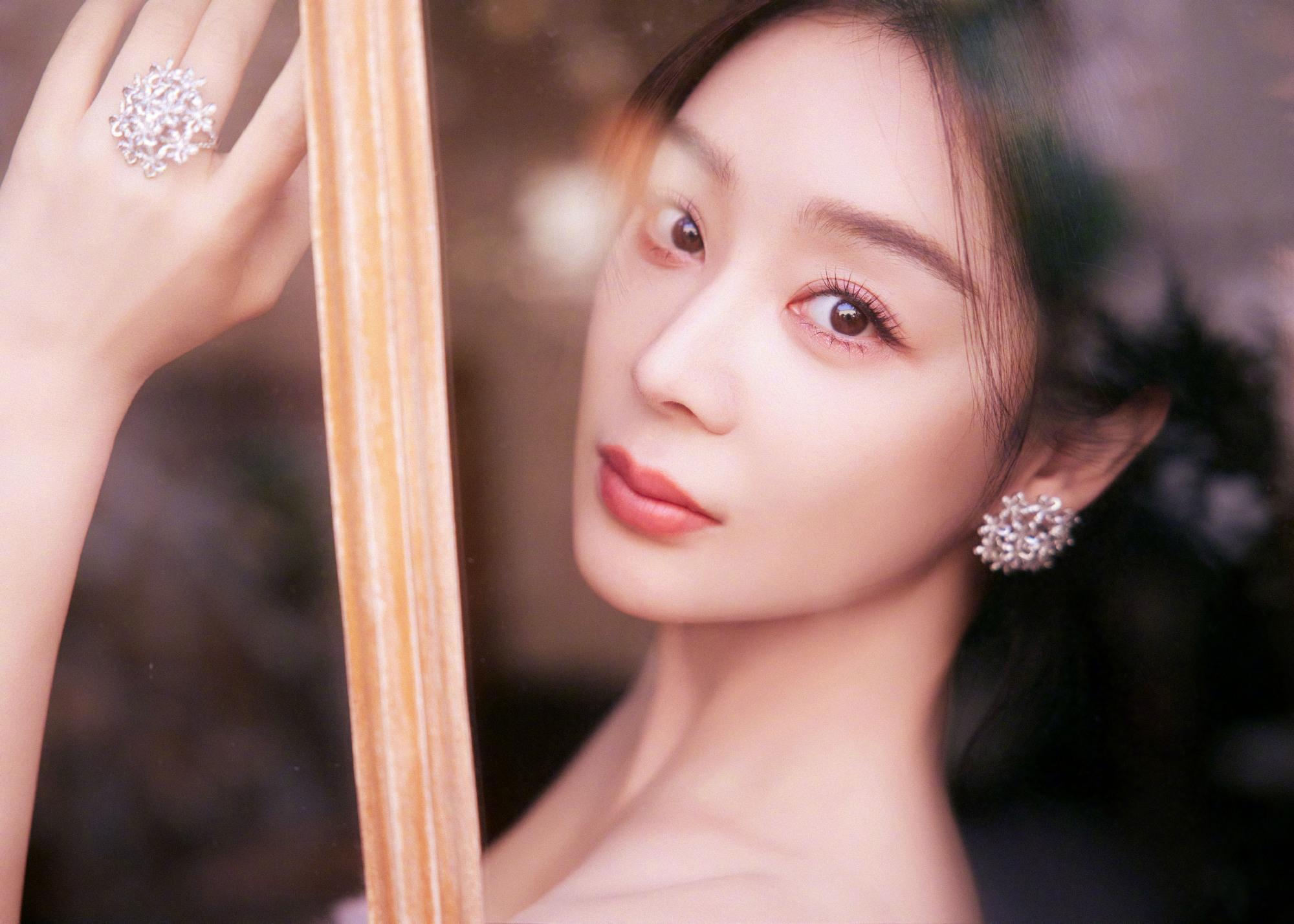 袁姗姗粉红抹胸礼裙，人面桃花相映红