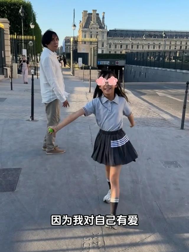 伊能静晒一家三口巴黎旅行,秦昊把女儿扛肩上摘果子,互动好有爱