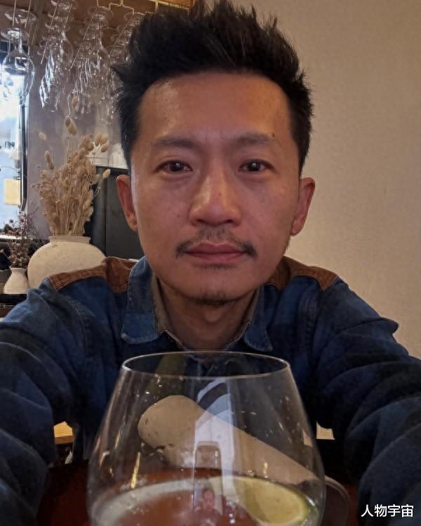 香港音乐人林一峰曝离婚净身出户，不缺人追，与妹林二汶关系成谜