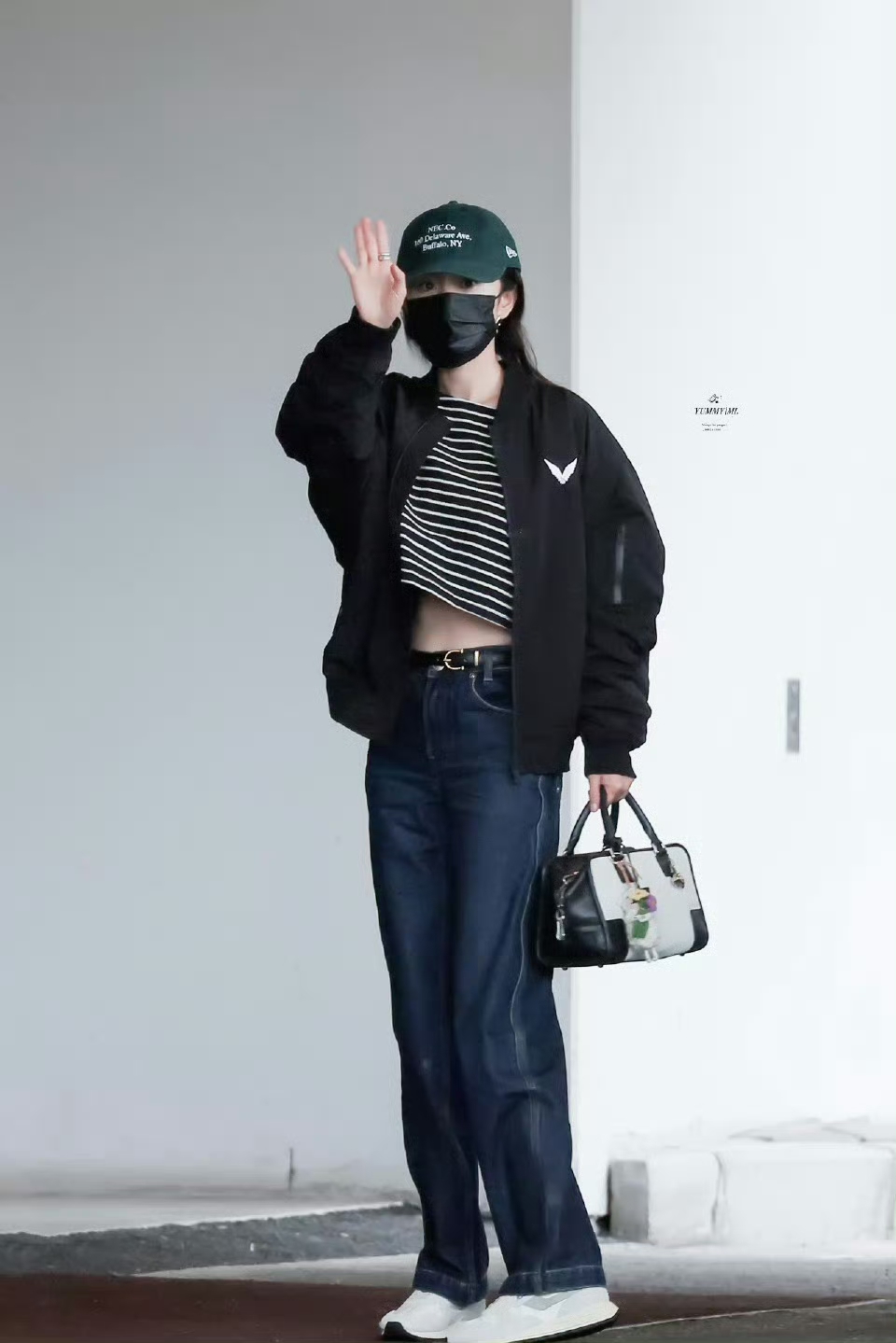 杨幂机场穿搭又封神!基础搭配穿出“幂式松弛感”,种草机无疑了