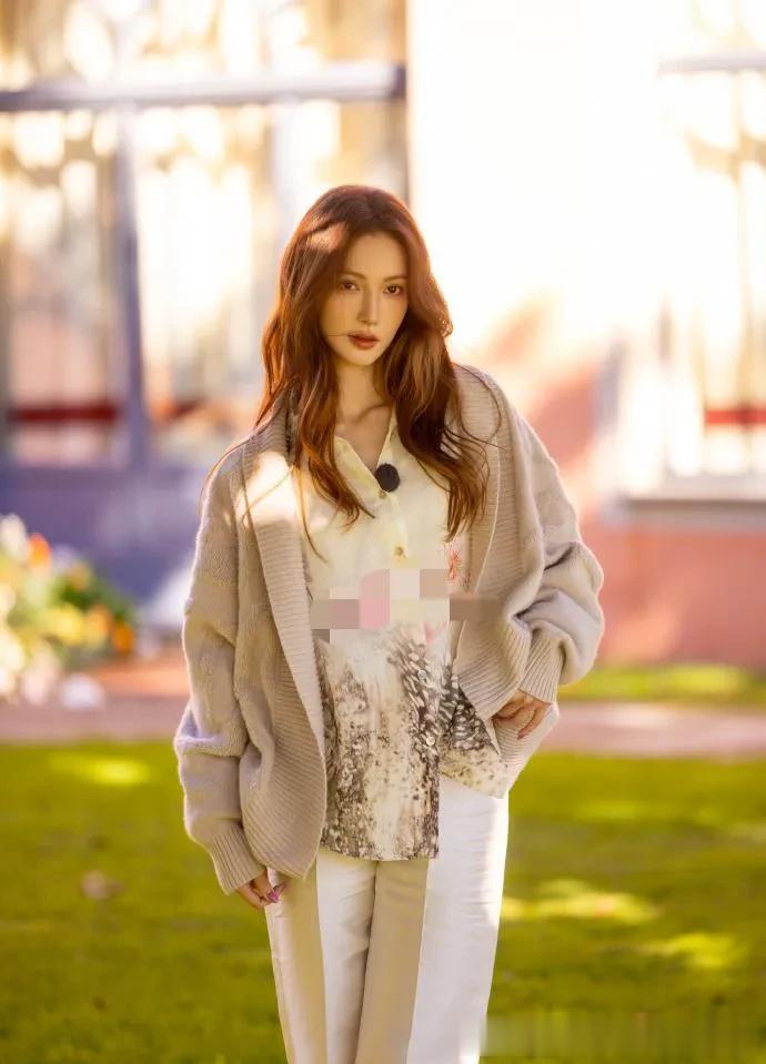 35岁金晨增肥后更惊艳！穿针织开衫+印花衬衫+阔腿裤，时髦又洋气