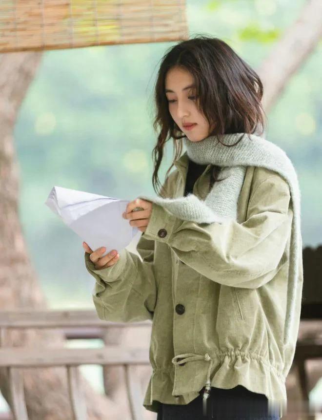 张子枫的衣品越越时髦!穿绿色夹克+针织半身裙,气质惊艳