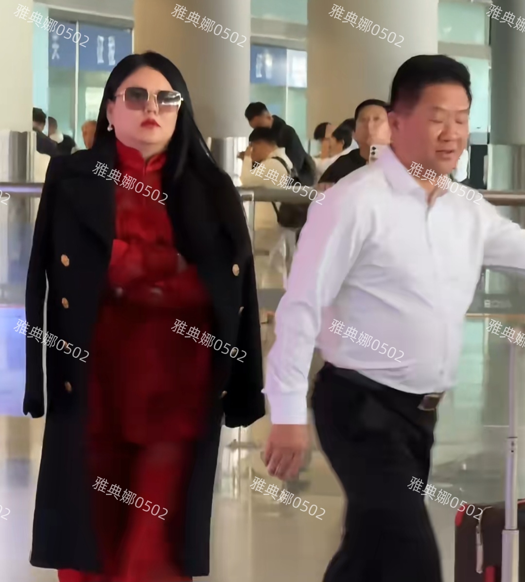 李湘现身北京机场,她一身大红色套装披着黑色大衣,贵妇范儿十足