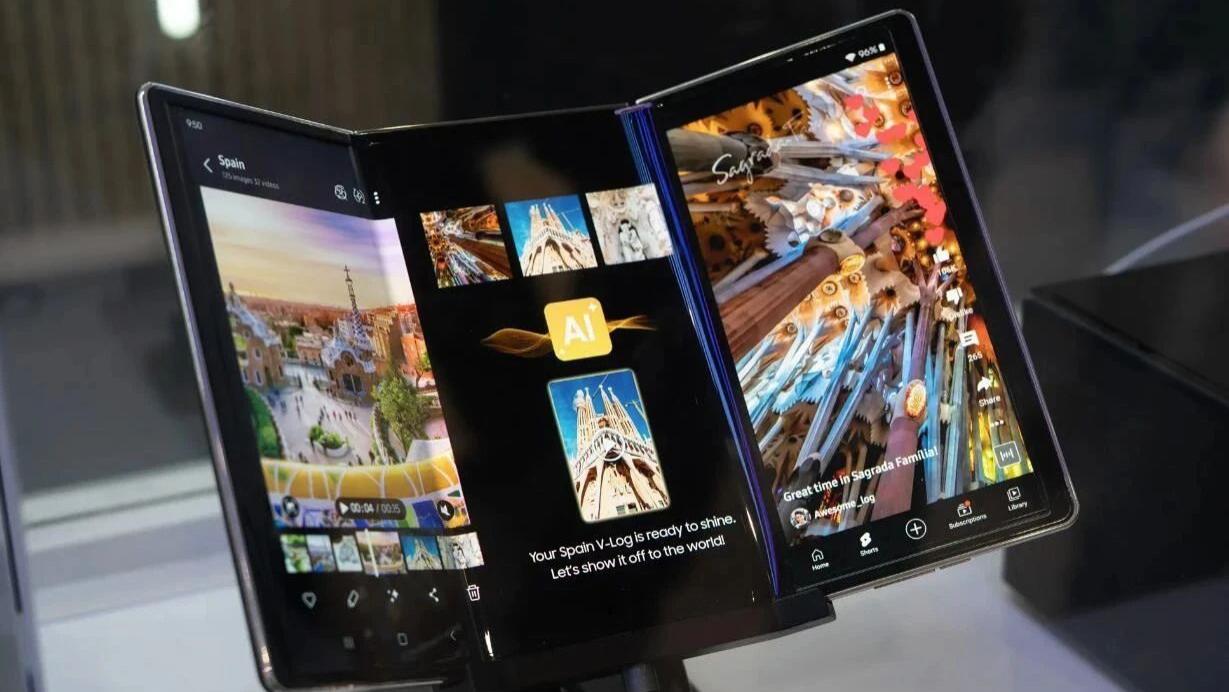 华为Mate XT卖疯后，三星三折叠TriFold姗姗来迟，值不值2万？