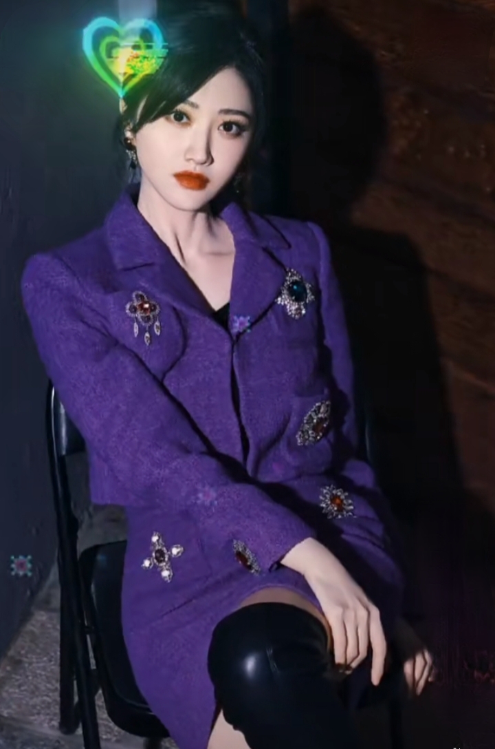 景甜一袭紫色套装配黑靴,复古优雅尽显高级