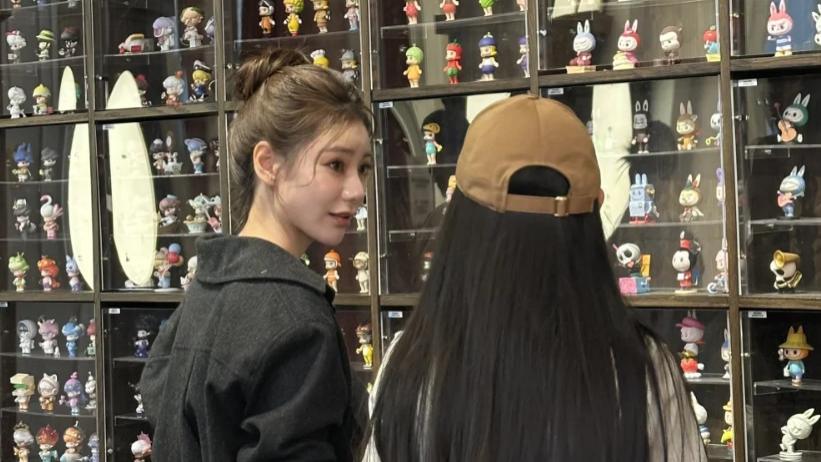 马筱梅带小玥儿逛街被偶遇，一起购物很融洽，路人叹女儿好似大S