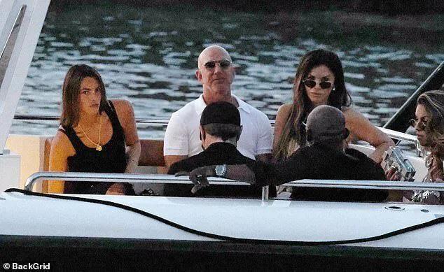 桑切斯贝佐斯西班牙度假,她穿10cm高跟鞋走沙滩,小李子牵手女友