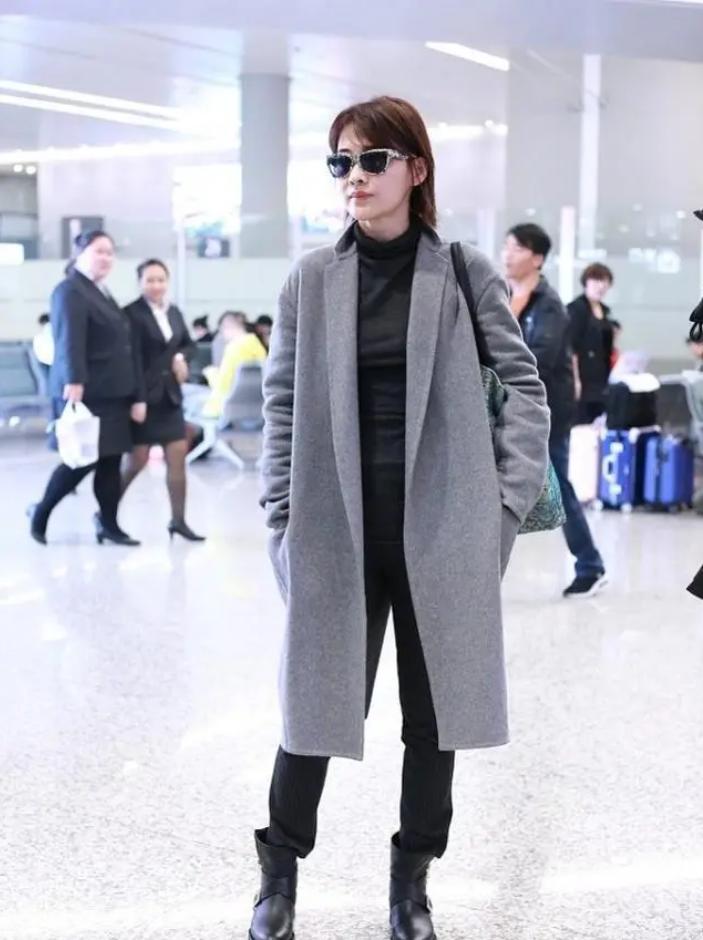 看了50岁梅婷的穿搭，我悟了：灰色不配亮色、白色，才更高级减龄