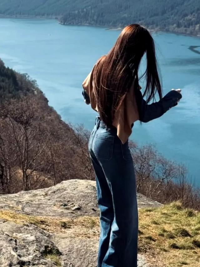 小S二女儿晒出旅行美照，心情大好大秀小蛮腰！ ???