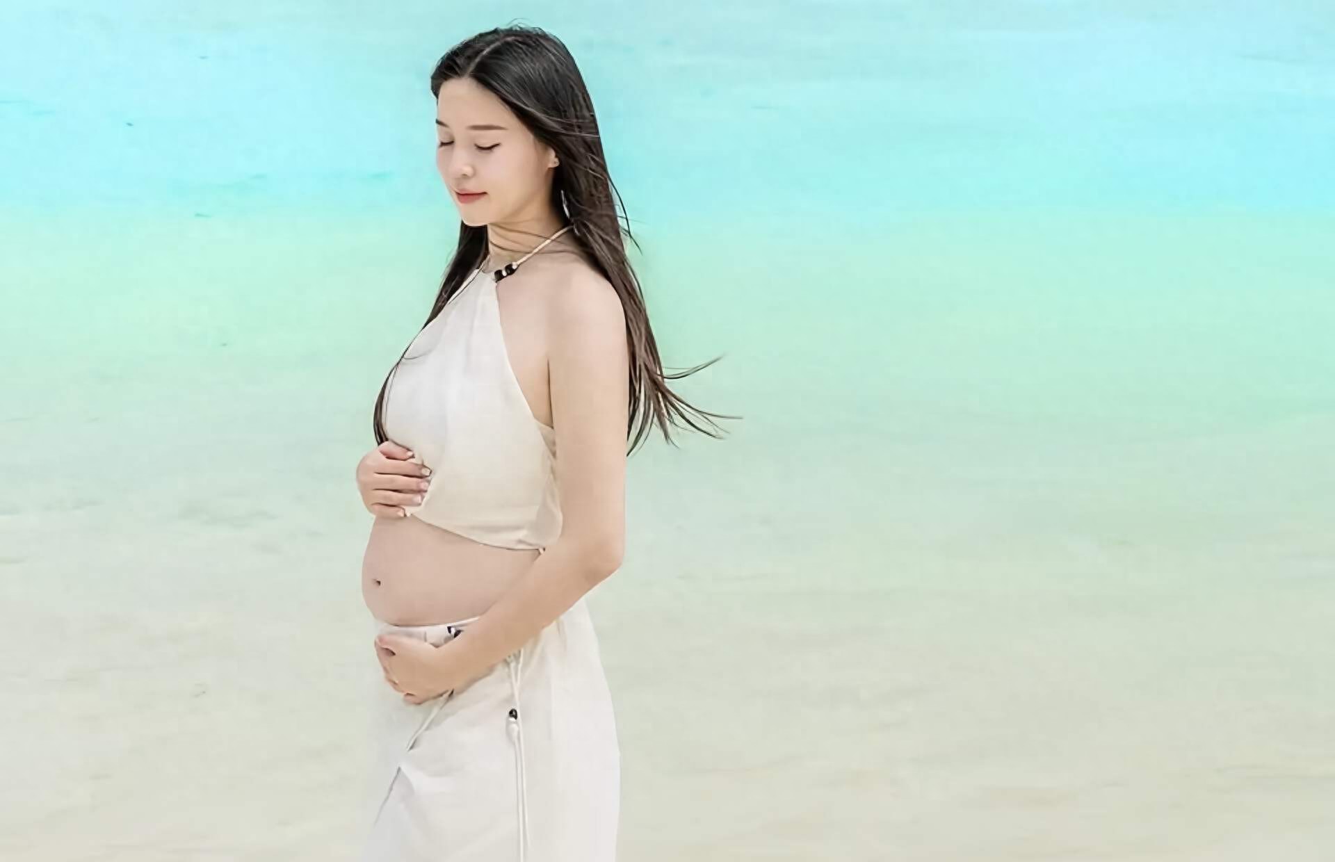 恭喜！香港知名豪门千金宣布再次怀孕，挺孕肚状态冻龄宛如少女