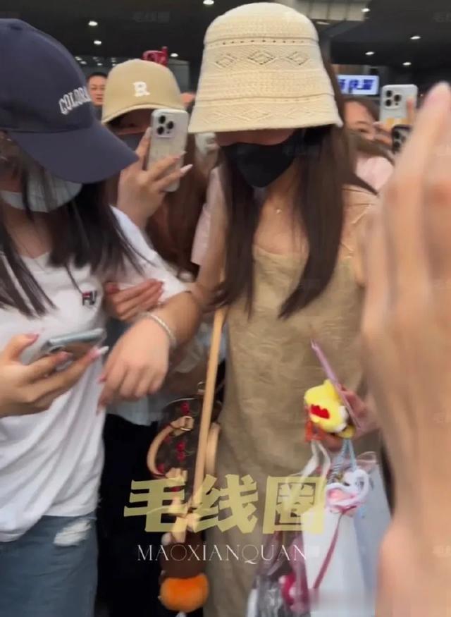 宋轶好暖！看到粉丝摔倒立马上前搀扶，真的是刻在骨子里的温柔