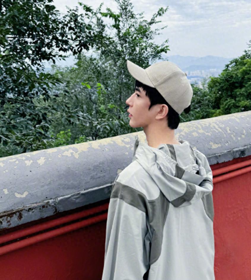 于朦胧退圈好友发文,12字引爆隐藏玄机