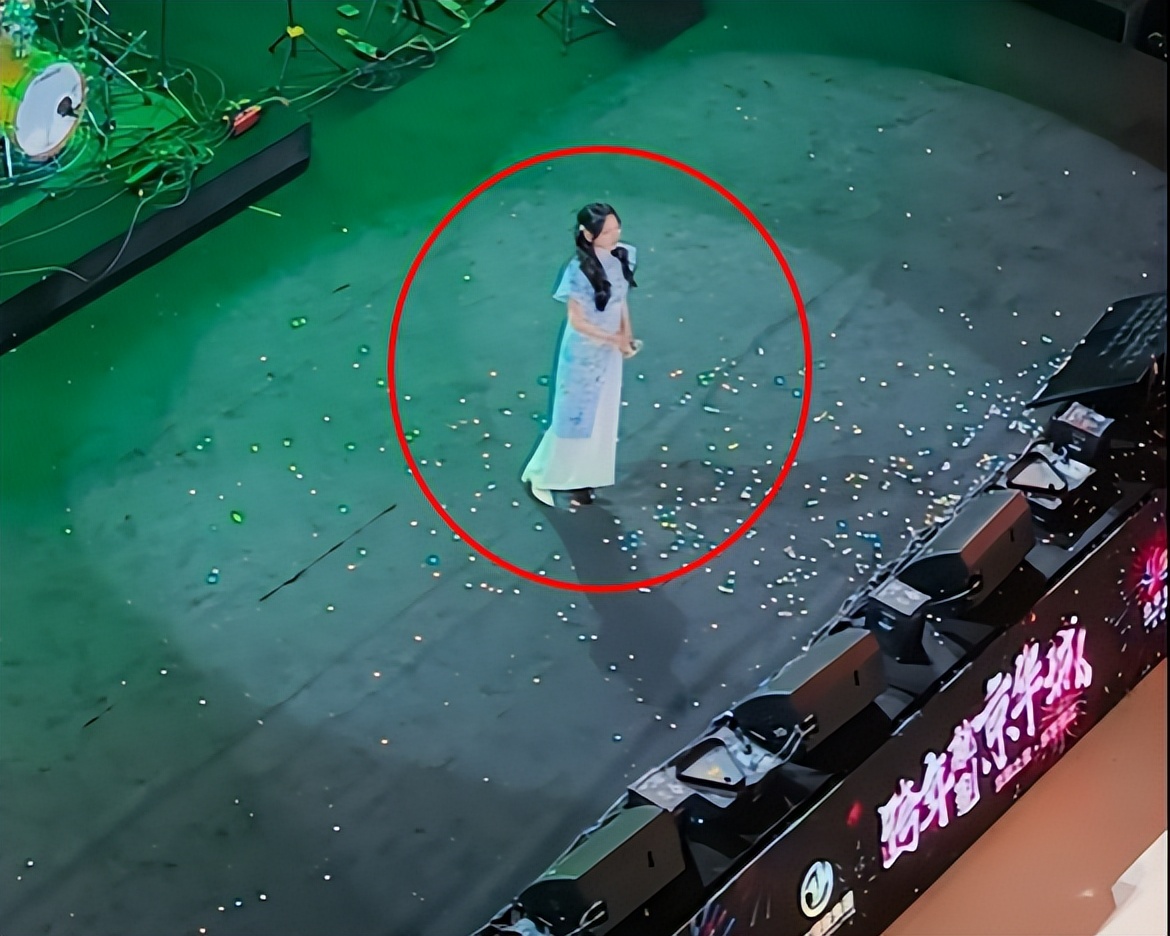 满是心酸！42岁著名歌手靠商演维持收入，宾客只顾吃席没人搭理