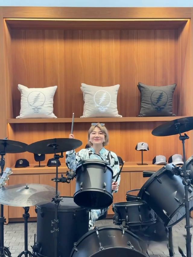 杨天真留学偶遇“李现”!请他帮忙拍照原图直出,脖子粗大也显老