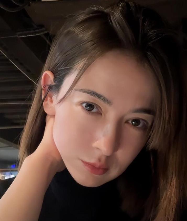 尼格买提没想到，官宣与自己离婚三年的帕夏，竟走了另一条上坡路