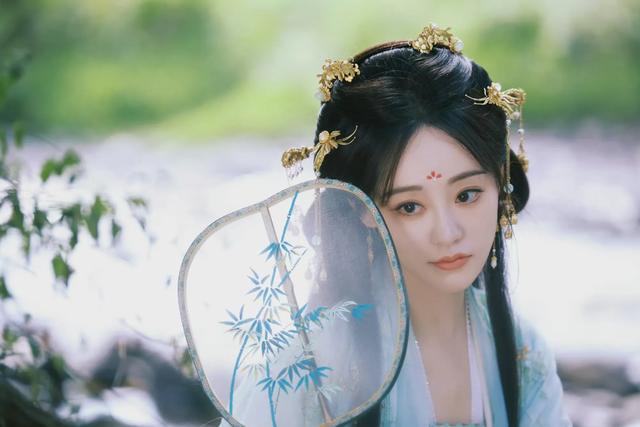 祝绪丹蓝色古装写真图