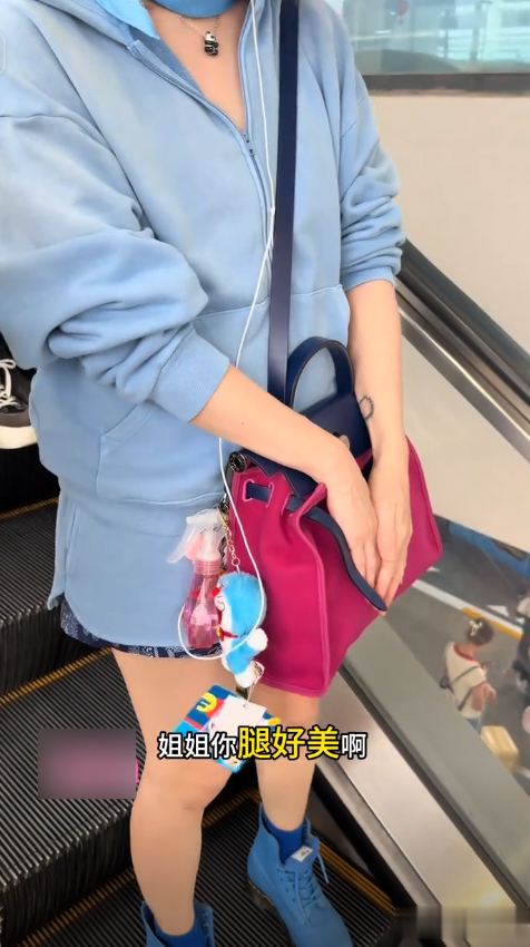 张柏芝现身机场，上身臃肿走形，头发乱成鸡窝，大方送粉丝盲盒