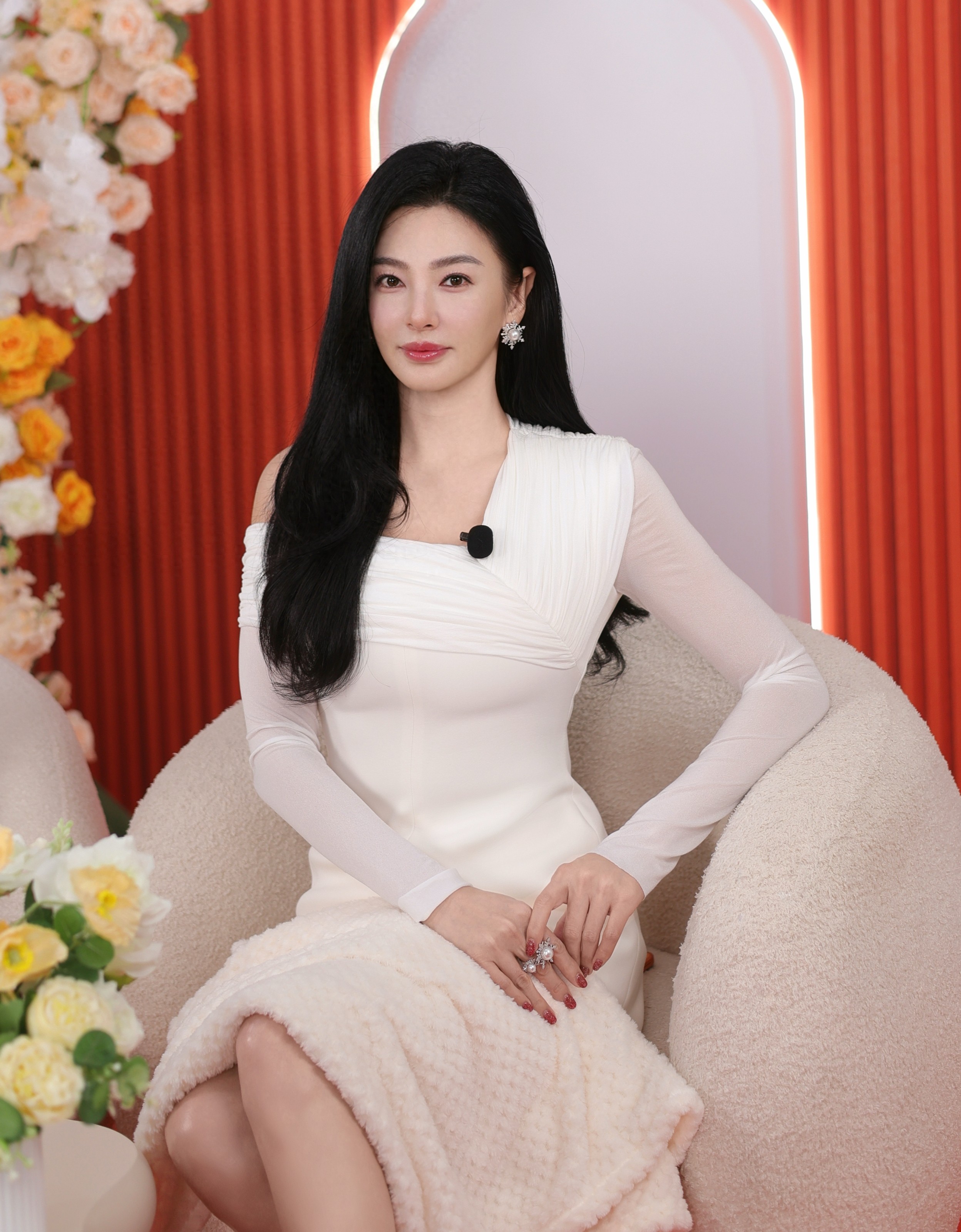 张雨绮绷住不要动，身着白裙，坐姿优雅，好端庄的时刻