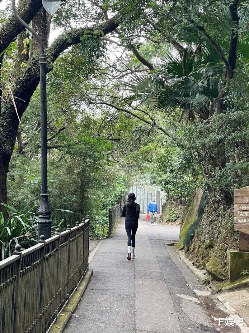 梁朝伟刘嘉玲一起爬山跑步享受相处时光 两人婚后一直低调度过