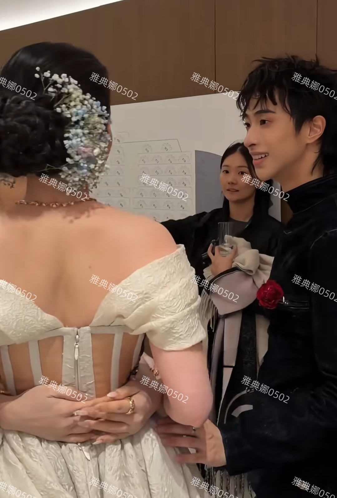 离开了美颜和滤镜的伊能静不但没有很年轻，还有点老花看不清手机