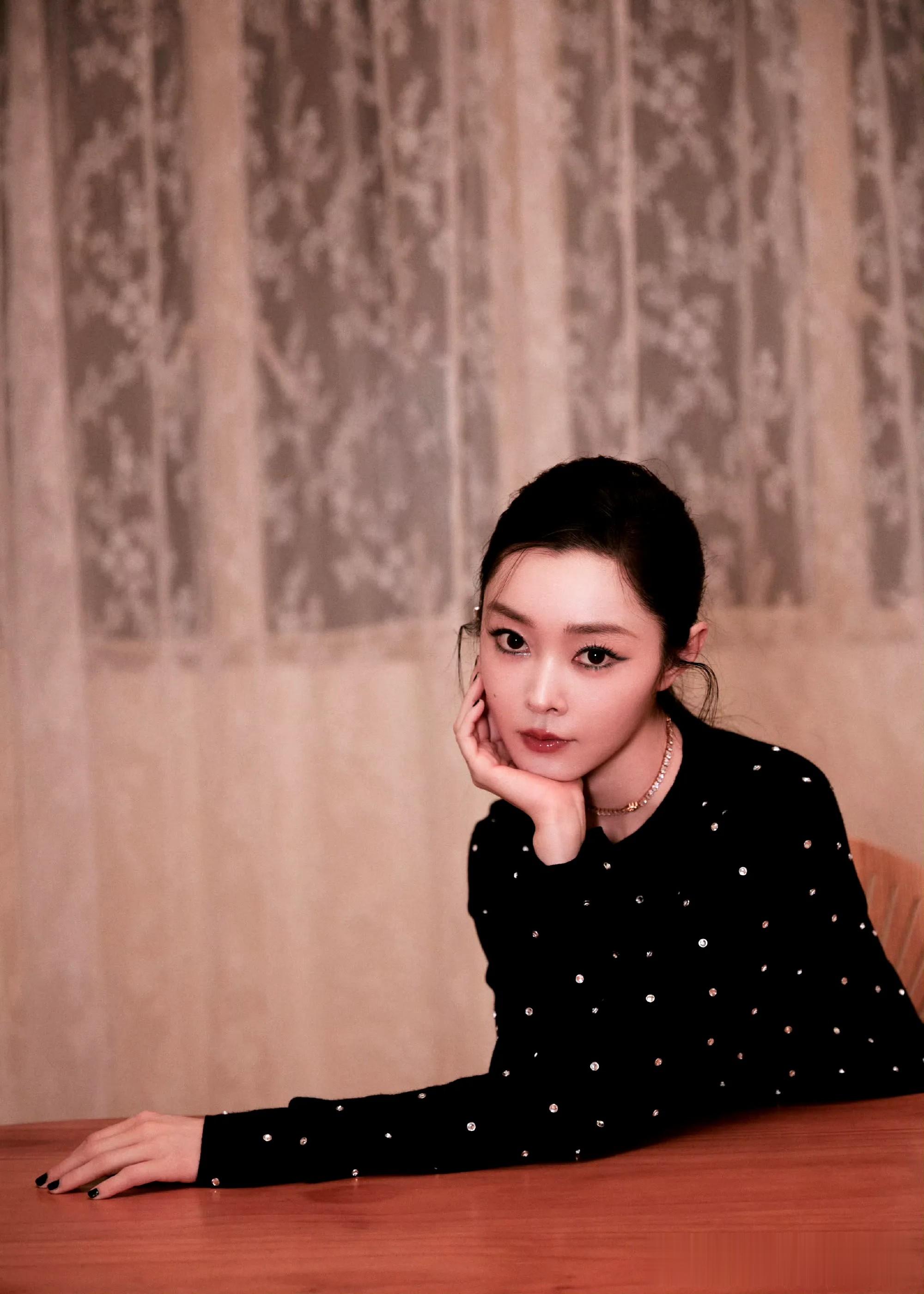 宋轶黑裙造型，每一帧都好绝