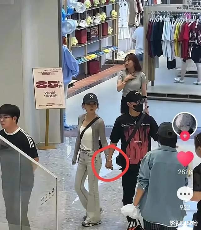 森林北大方晒出儿子,颜值和神态似前夫,大约七八岁,很黏妈妈