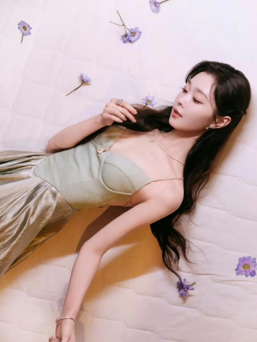 宋轶青绿色穿搭～ ???