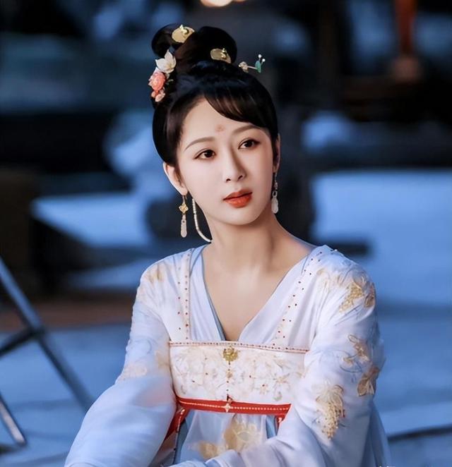 分手七年,一别两宽,杨紫闭口不提秦俊杰,如今才看懂她赢在哪