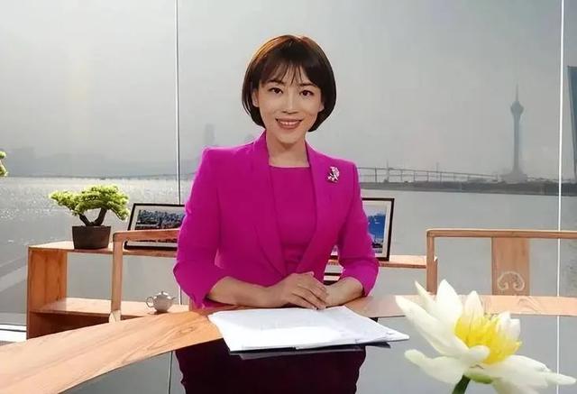 她是央视著名主持人,和丈夫分居多年,怀孕仍上班,风光后有心酸