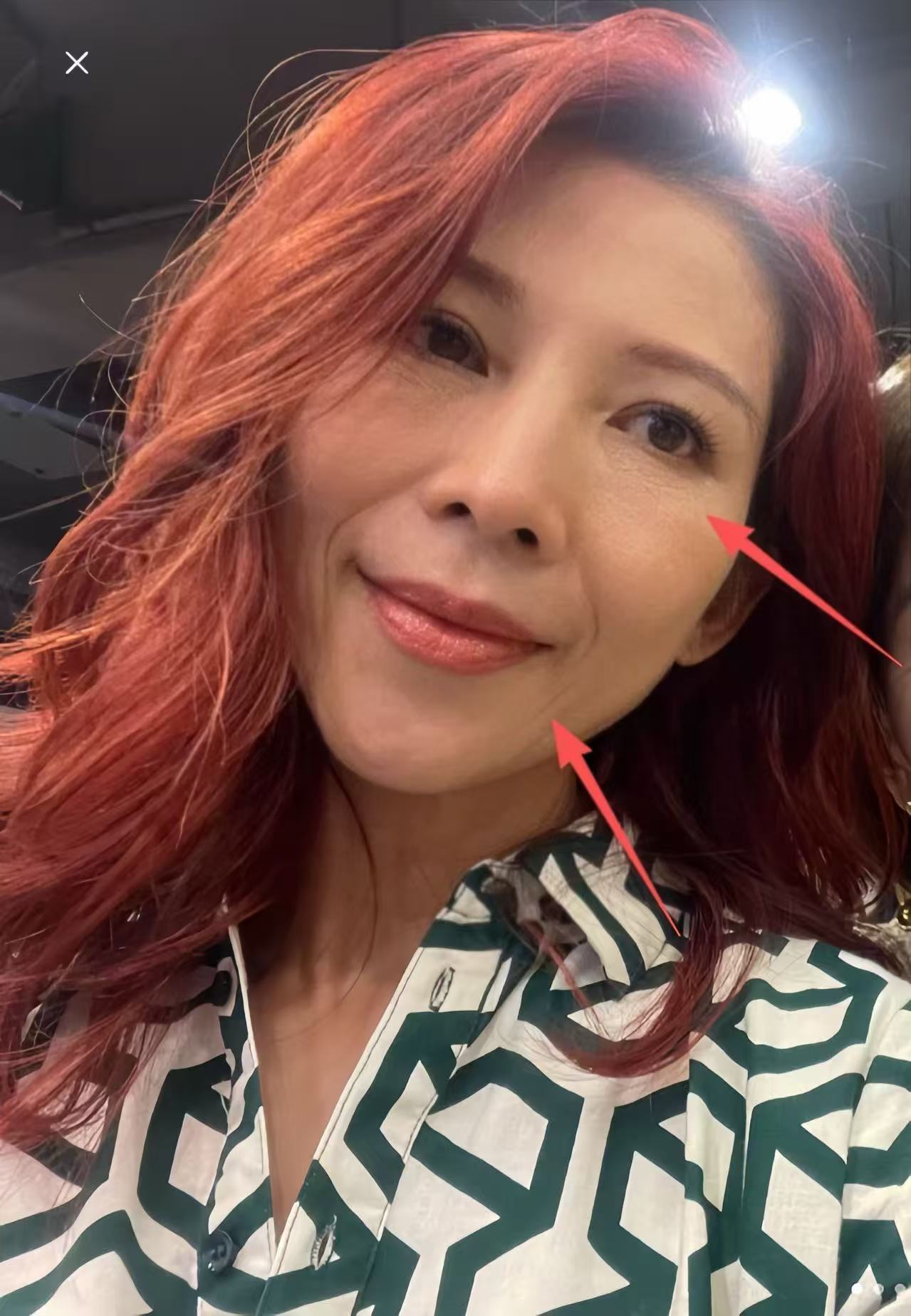 蔡少芬全家现身教堂，满脸皱纹像家庭主妇，俩女儿一头黄发没气质