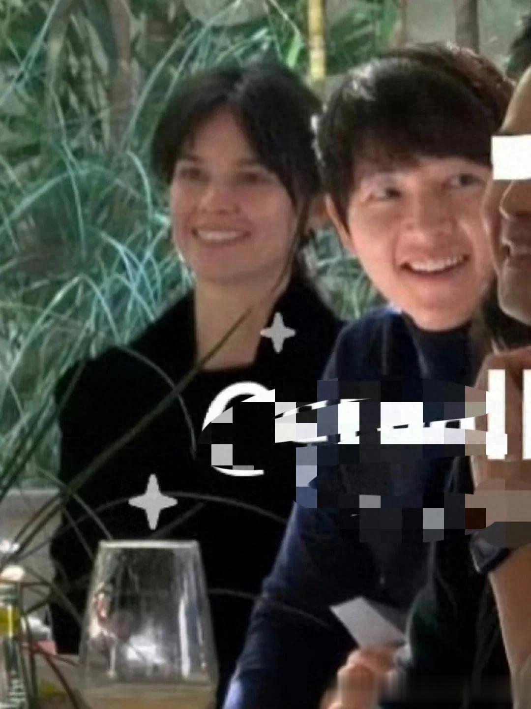 41岁宋仲基和英国籍妻子参加朋友的婚礼，脸部水肿颜值下滑严重