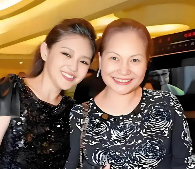 汪小菲婚礼现场，筱梅和亲妈含泪拥抱，小菲狂喊两声我愿意