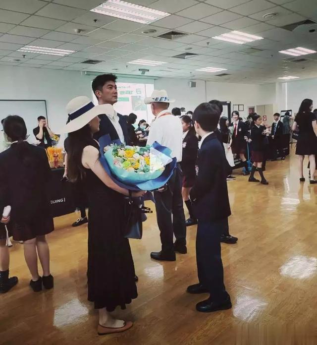 霍思燕杜江参加儿子毕业典礼,12岁嗯哼穿校服超帅,就身高有点矮