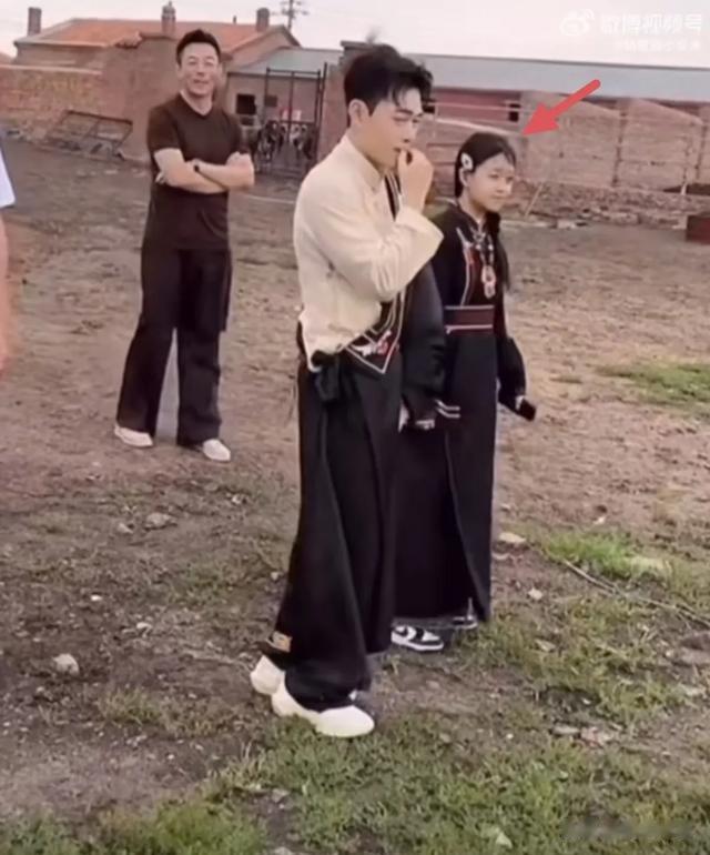 汪小菲赢麻了！一家四口大草原赛马，小玥儿贴心替爸爸整理衣服