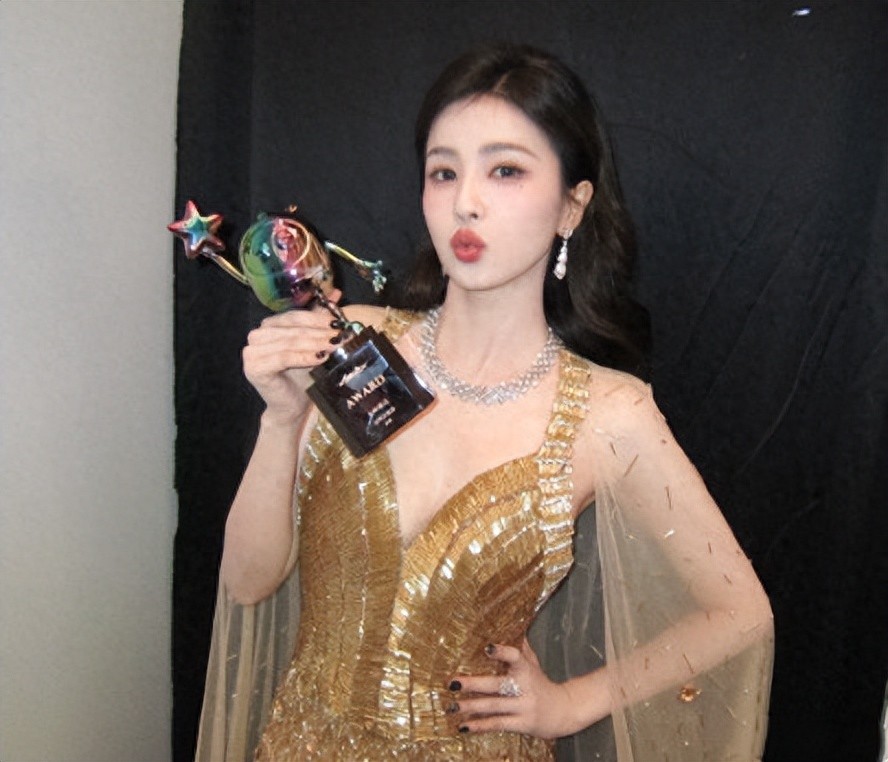 白鹿在尖叫之夜热搜超2亿！她的三款红毯造型藏着什么时尚玄机？