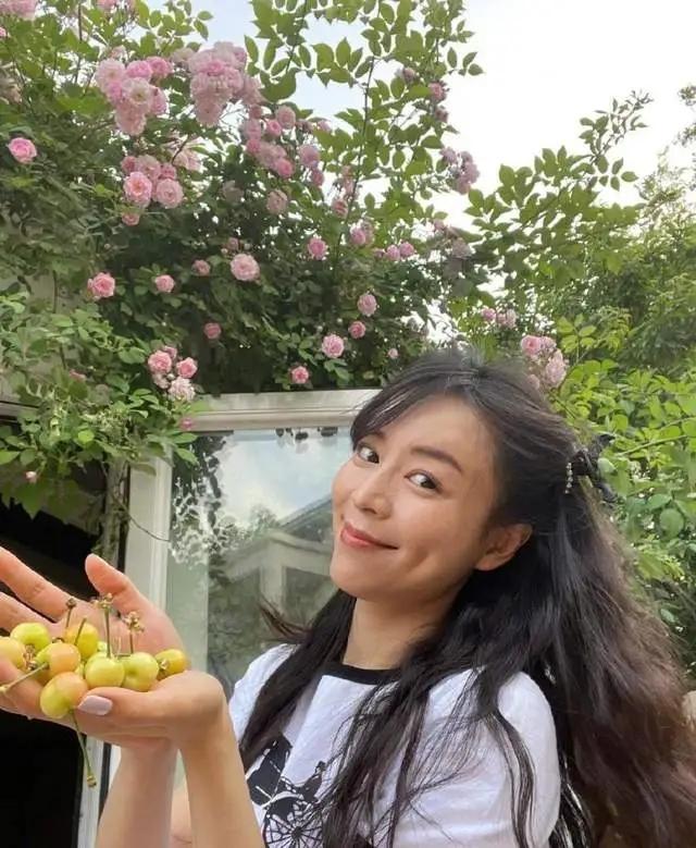 45岁张静初的院子，小院花花草草，圈粉无数网友，是向往的生活