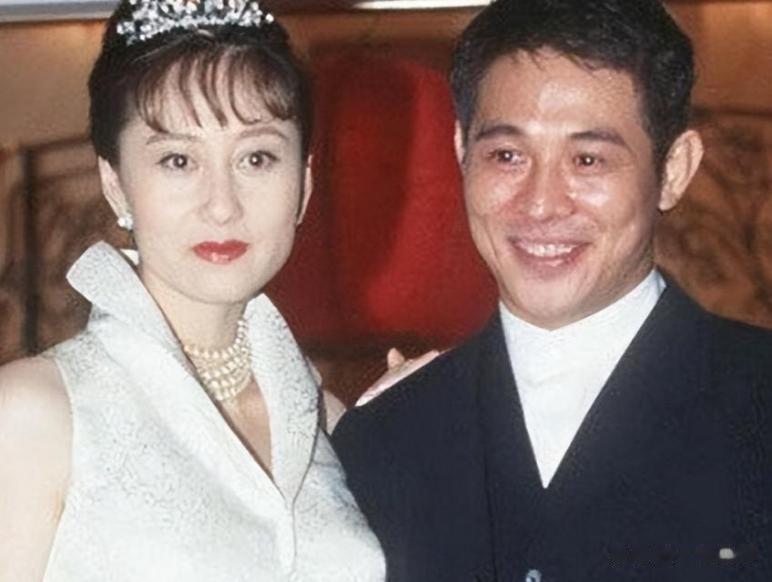 机关算尽太聪明？和李连杰结婚26年的利智，一张照片暴露两人感情
