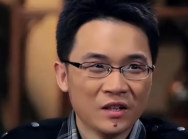 原来他就是蔡明儿子，年近40未婚未育，是蔡明的骄傲也是“遗憾”