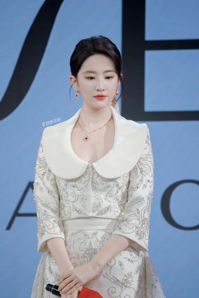 刘亦菲气质优雅迷人