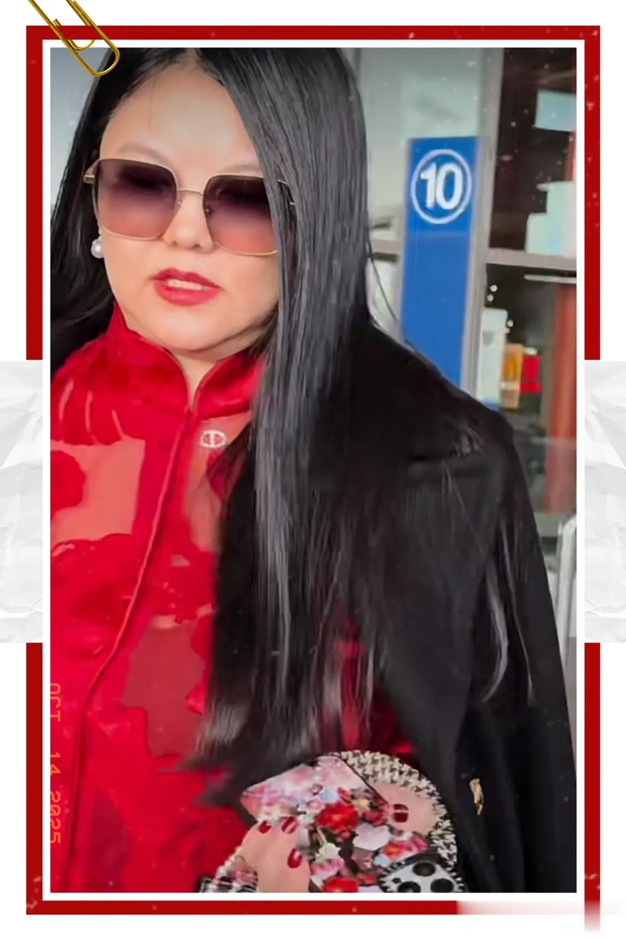 李湘王岳伦现身机场,李湘胖的衣服扣子都要崩开,走路时肉在颤抖