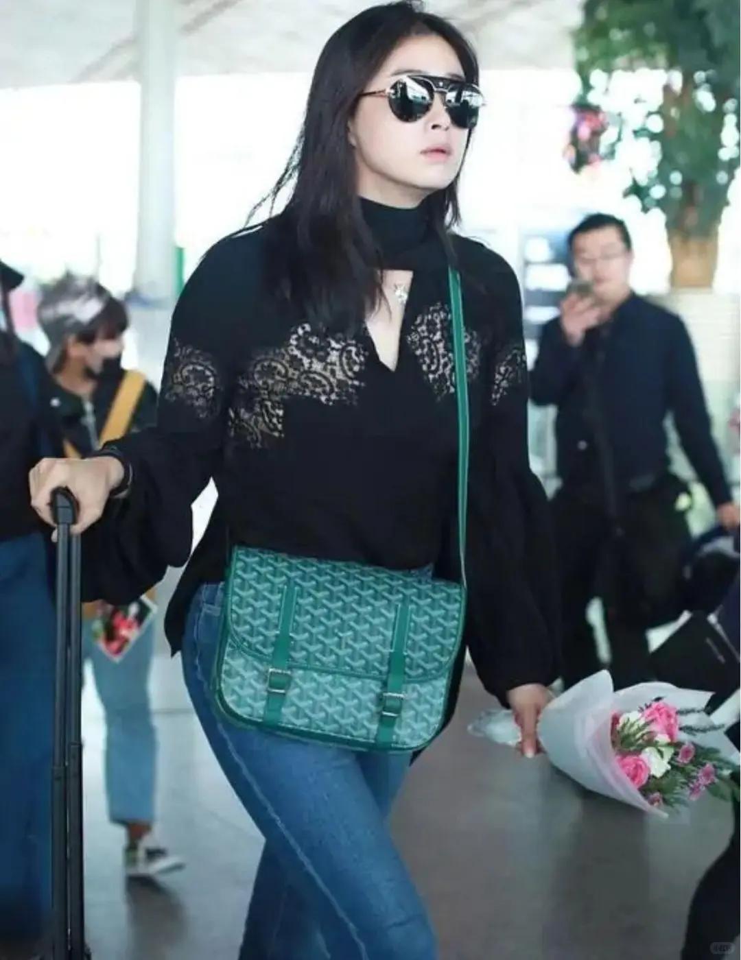 蒋欣近况曝光,脸凹又垂瘦成皮包骨,穿53块衬衫现身机场超惹眼