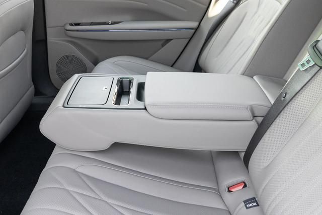 11万多的中大型车，油耗0.9L，续航1530km，连悬架都能软硬调节