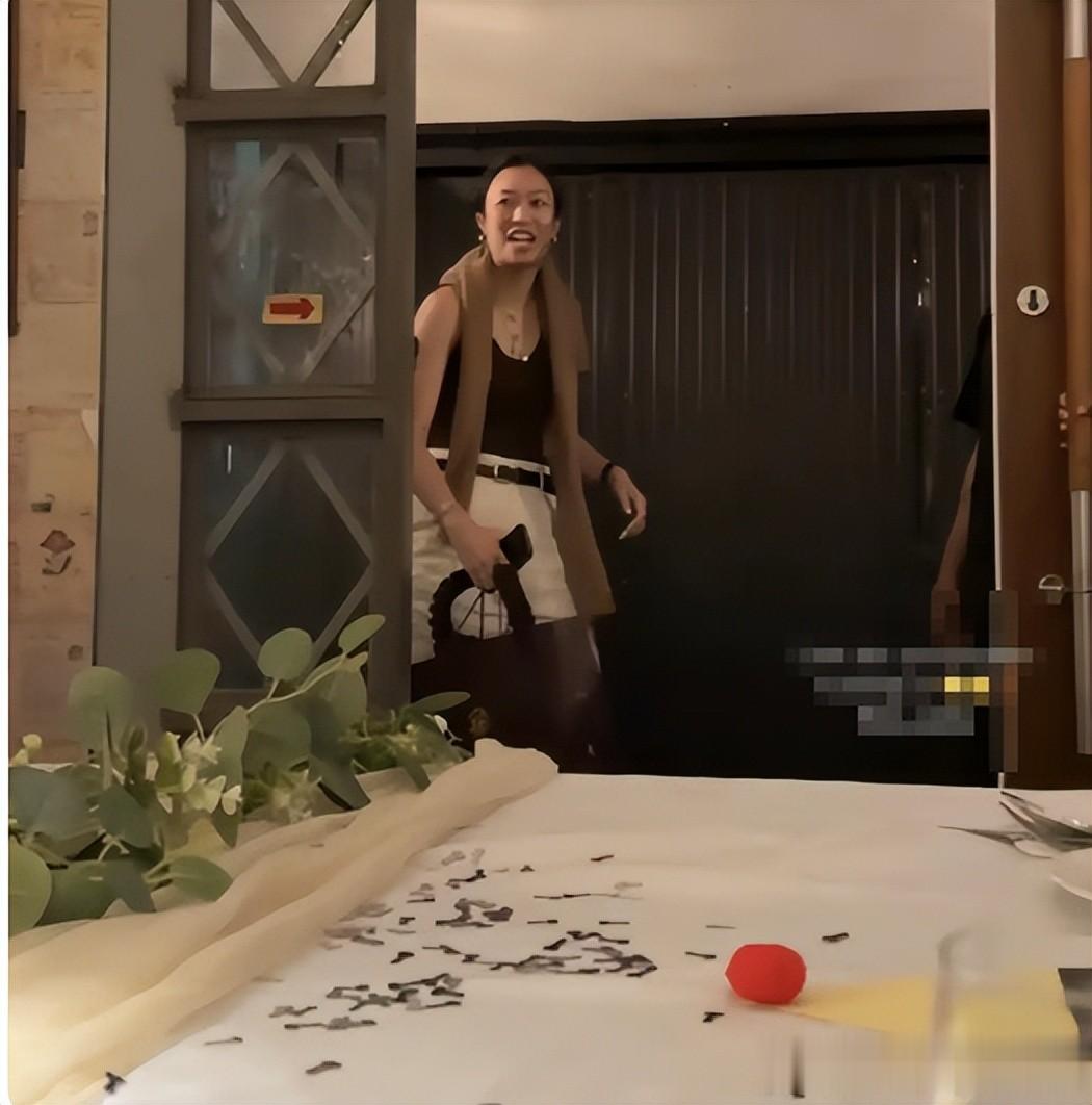 霍家三公子大婚，新娘婚纱简单小腹微凸，霍震庭朱玲玲低调出席