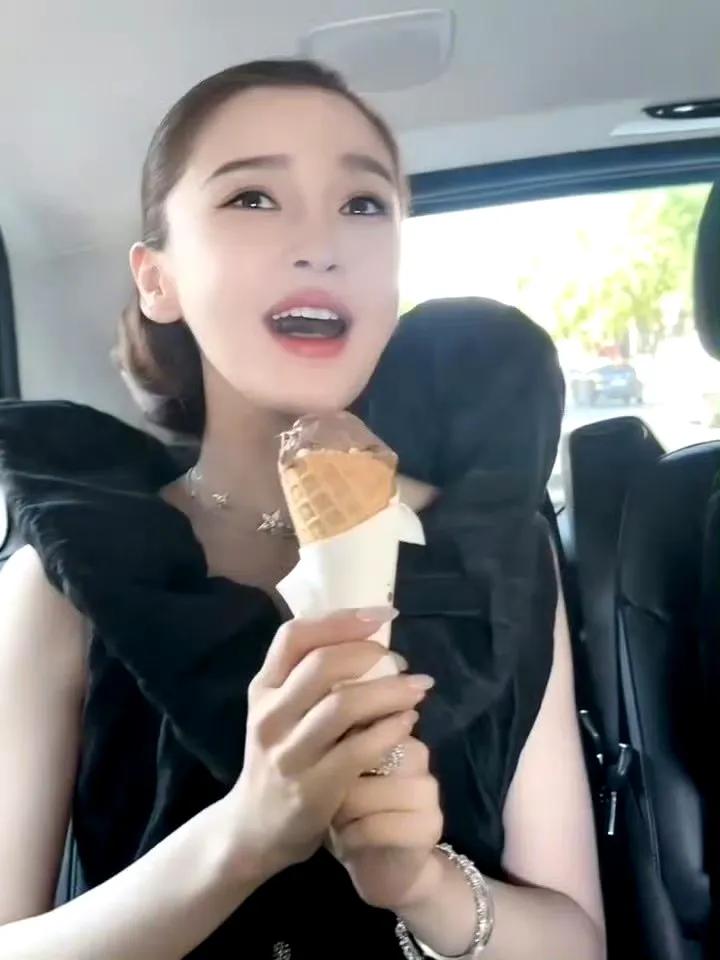 Angelababy这表情也太销魂了