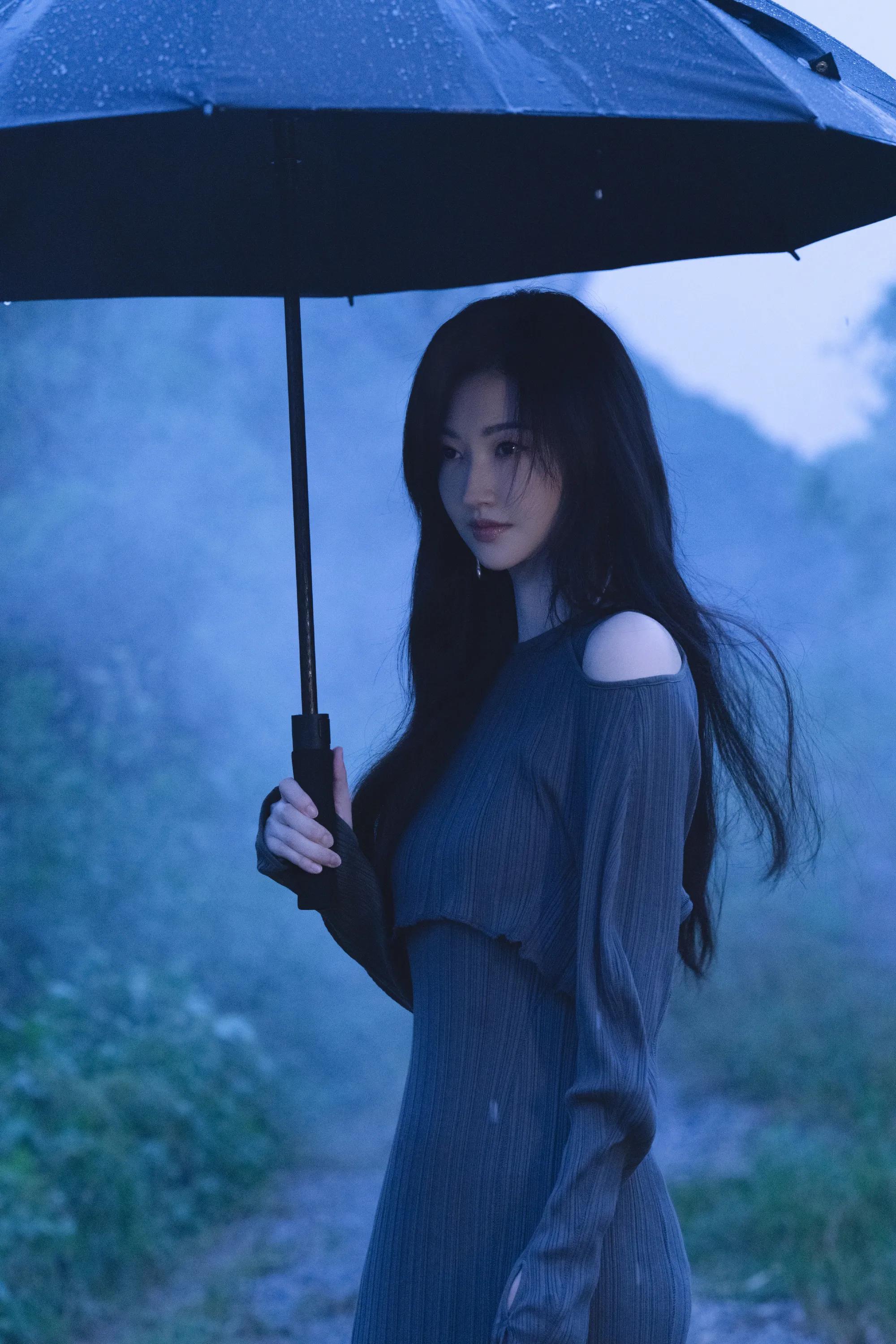 景甜雨中撑伞的样子太美了