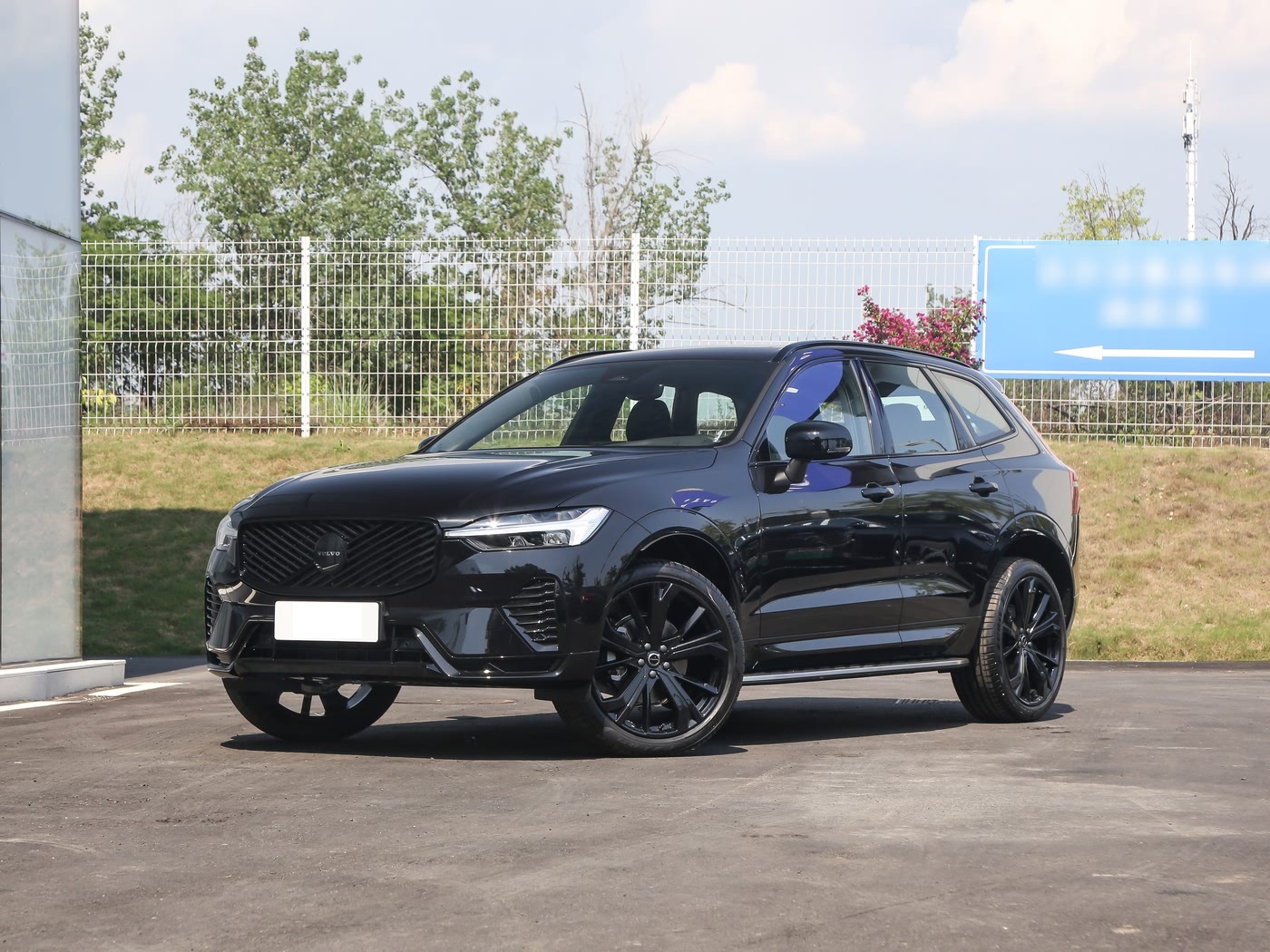 这款沃尔沃中型SUV适合家用！配黑武士外观，搭2.0T引擎+48V轻混