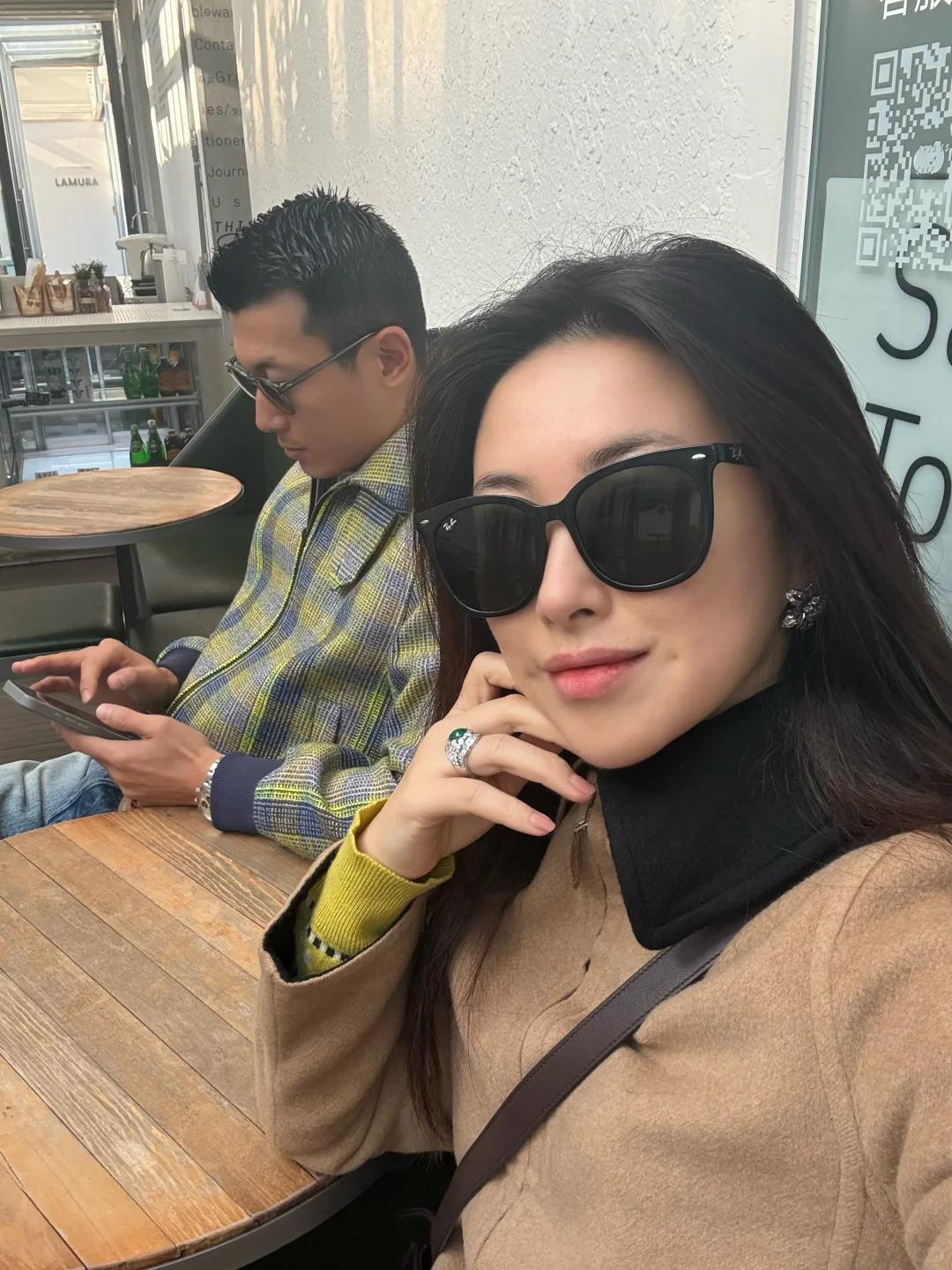 恭喜朱珠搬离老破小!和老公在豪宅做牛排请客,家里穿短袖超暖和